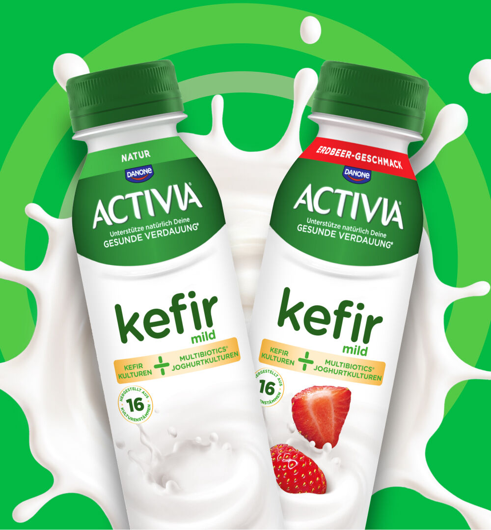 Zwei Activia Kefir Flaschen in den Sorten Erdbeer und Natur